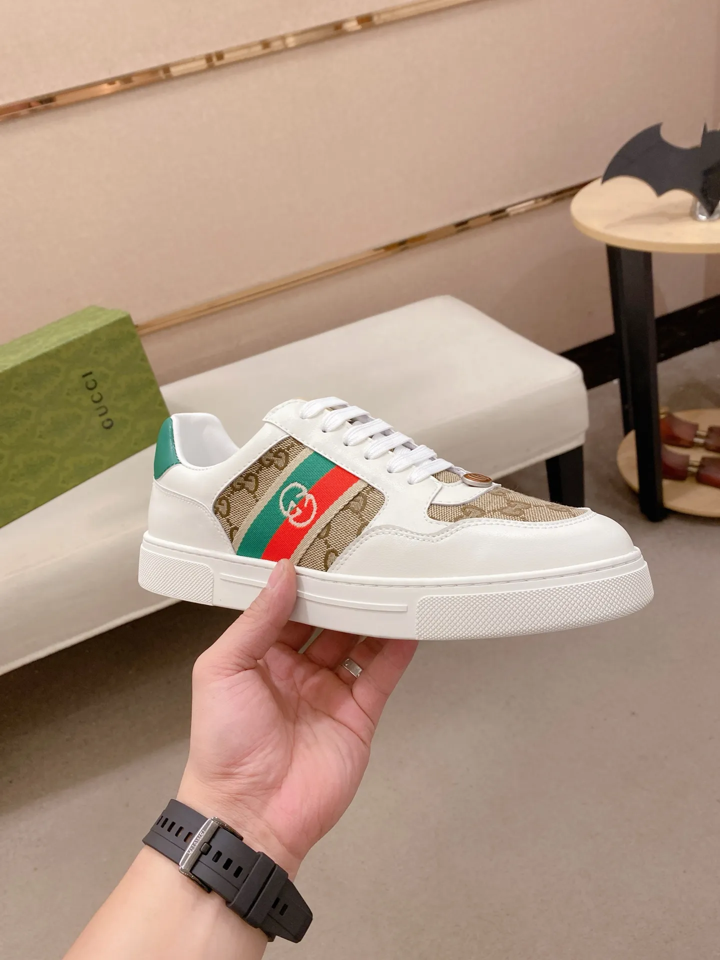 Factory price: 420💰 (GUCCI) The latest model from the official website 🎁🎁Casual and fashionable men's shoes👟, hot style 💥The version is simple and elegant, exclusive for trendy men. Unique official website latest brand elements 👑Gucci original decoration, fashionable and generous, the fabric is original cowhide ✅sheepskin lining, the official website specifies wear-resistant casual outsole, the classic model is taken in kind at the counter🎬38-44 (45 is not returned or exchanged)